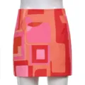 Stylischer Damen Minirock mit geometrischem Print in roten und rosa Farben für den Alltag. - S / Rot