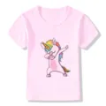 Vista dettagliata della graziosa t-shirt rosa per bambini con design grafico di unicorno. - Rosa 962 / 24M