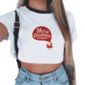 Wit crop top T-shirt met zwarte contrastkraag en leuke kerstman graphic print voor de feestdagen. - 936