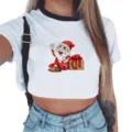 Detailopname van de Kerstman grafische print op het witte korte T-shirt met zwarte kraag. - 938
