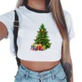 Dames wit korte mouwen crop top met klassieke kerstboom en kleurrijke cadeautjes print. - 939