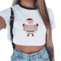 Gedetailleerd overzicht van witte korte mouwen crop top met kerstman print voor de feestdagen. - 940