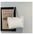 Vista dettagliata della borsa tote trapuntata bianca con elegante tracolla a catena e capiente. - Bianco