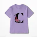Paars dames t-shirt korte mouw met letter C en prachtige bloemenprint, casual zomer top. - S / Paars (Letter C)