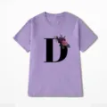 Paars t-shirt met korte mouwen voor dames met stijlvolle zwarte letter D en prachtig bloemenprint. - S / Paars (Letter D)