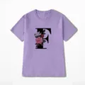 Close-up detail van het paarse korte mouwen t-shirt met een bloemige letter F print. - S / Paars (Letter F)