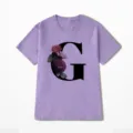 Paars dames t-shirt met korte mouwen met grote letter G en vintage bloemenprint design. - S / Paars (Letter G)