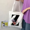 Vista dettagliata della borsa tote in tela bianca con stampa della lettera Z e fiori. - Lettera Z / 15x13