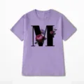 Paars t-shirt met korte mouwen en een grote zwarte letter M met bloemenprint. - S / Tops / Paars (Letter M)