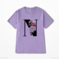 Paars t-shirt met korte mouwen en een elegant letter N en bloemenprint ontwerp. - S / Tops / Paars (Letter N)