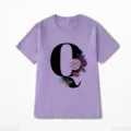 Detailopname van het paarse korte mouw t-shirt met bloemige letter Q grafische print. - 10640 / S