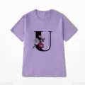 Close-up van het florale letter U detail op de paarse korte mouw t-shirt stof. - 10644 / S