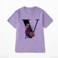 Detail van paars T-shirt met korte mouwen voorzien van letter V en vintage bloemenprint. - 10645 / S