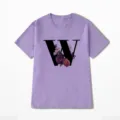 Paars t-shirt met korte mouwen met een stijlvolle zwarte letter W en bloemenprint detail. - 10646 / S