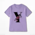 Detail van het paarse t-shirt met korte mouwen, zwarte letter Y en prachtige bloemenprint. - 10648 / S
