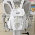 Canvas-Rucksack mit Punkten und Schleifen für Mädchen, süßes Design mit Vordertasche und Fächern. - Schleife-Stil / Weiß