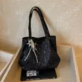 Μaúρη τσάντα tote με αστέρια, λουράκια ώμου και ασημένιο μενταγιόν, κομψή τσάντα καθημερινής χρήσης. - Χωρίς μενταγιόν / Μαύρο