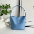 Bolso de hombro de nailon azul con bonito colgante de nube, vista de detalle minimalista. - Fondo Grueso Con Letras (Con Colgante de Nube) / S / Azul cielo