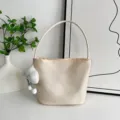 Detalle de bolso de hombro de nylon beige minimalista, elegante bolso tote con bonito colgante. - Fondo Grueso Con Letras (Con Colgante de Nube) / S / Blanco Roto