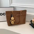 Κομψή καφέ δερμάτινη τσάντα tote για γυναίκες, μεγάλη τσάντα ώμου με χαριτωμένο αρκουδάκι. - Μονή Τσάντα / Καφέ
