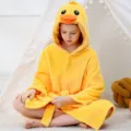 Simpatico accappatoio con cappuccio in flanella di anatra gialla per bambini, comodo e caldo. - Anatra Gialla