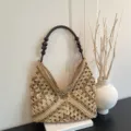 Bolso de hombro hobo de paja trenzada marrón beige con elegante asa de abalorios. - Caqui