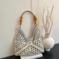 Elegante gehaakte geweven schoudertas met houten kralen handvaten, stijlvolle tas. - Blauw