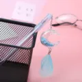 Schöner Gelschreiber mit Glitzer-Mond und blauem Feder-Anhänger für süße Notizen. - 0.5mm / Blau