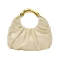 Cremefarbene geraffte Handtasche mit goldenem Metallgriff, stilvolle Beuteltasche Damen. - Gebrochenes Weiß