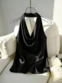 Vista dettagliata di un lussuoso top in raso nero, con drappeggio elegante e taglio senza maniche. - Taglia S / Nero