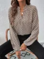Detailansicht der eleganten Damen bedruckten Langarm Bluse mit stilvollem Stehkragen. - S / Oberteile / Khaki