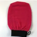Rotes Peeling-Badehandschuh mit schwarzem Elastikbund, einlagig für tägliche Pflege. - 15*21cm / Premium-Rosenrot