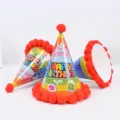 Coloridos sombreros de cumpleaños con pompones rojos, estampados de pasteles y globos. - Arcoíris