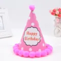 Sombrero de fiesta de cumpleanos con lunares rosas y pompones suaves para eventos. - Lunares Rosas