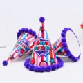 Cappello di compleanno con pallina di peluche e strisce colorate per feste di bambini e adulti. - A Righe Viola