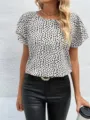 Detailansicht des stylischen schwarz-weißen bedruckten Kurzarm-Tops mit Volantärmeln. - S / Weiß