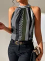 Detailansicht des sommerlichen Damen Halfter Top mit Punkten und ärmellosem Design. - S / Olivgrün