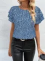 Detailansicht der blauen Damenbluse mit abstrakten Punkten und modischen lagigen Rüffelärmeln. - S / Blau