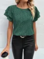 Detailansicht der grünen Damen Kurzarmbluse mit stilvollem schwarzem abstrakten Print und Rüschen. - S / Fuchsia