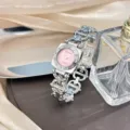 Detailansicht der quadratischen Damenquarzuhr mit rosafarbenem Zifferblatt und Silberkette. - Silber/Rosa Zifferblatt