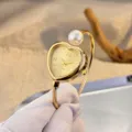 Goldene herzförmige Armbanduhr mit eleganter Perle, schicke Quarzuhr für Damen am Handgelenk - Herz Gold Zifferblatt / Gold