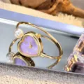 Elegante herzförmige Armbanduhr mit lilafarbenem Zifferblatt und Perlenenden für Damen Uhren - Herz Violettes Zifferblatt / Gold