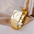 Vue détaillée de montre bracelet carrée dorée, montre quartz femme rétro élégante bracelet ouvert. - Boîtier Or Cadran Or / Or