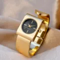 Montre-bracelet quartz carrée dorée pour femmes, style luxe vintage et élégant. - Boîtier Doré Cadran Noir / Or