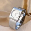 Vue détaillée de l'élégante montre quartz bracelet jonc carrée argentée en métal. - Boîtier Argenté Cadran Argenté