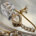 Herzförmige Strass-Quarzuhr mit doppelreihiger Perlen-Schiebe-Kettenarmband für Damen. - Goldener Gradient