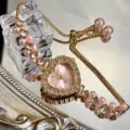 Herzförmige rosa Quarzuhr mit doppelreihigem Kunstperlen und funkelnden Kristallperlen. - Rosa