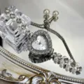 Exquisite Herz Strass Uhr mit doppelter Perlen Schiebekette, elegante Detailansicht. - Silber
