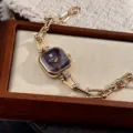Elegante Damen Quarzuhr mit quadratischem Zifferblatt und goldener Gliederarmband. - Kastanienbraun