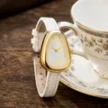 Vintage Dreieck SchlangenKopf Lederarmband Damen Uhr, elegante schicke Freizeit Quarzuhr. - Weiß